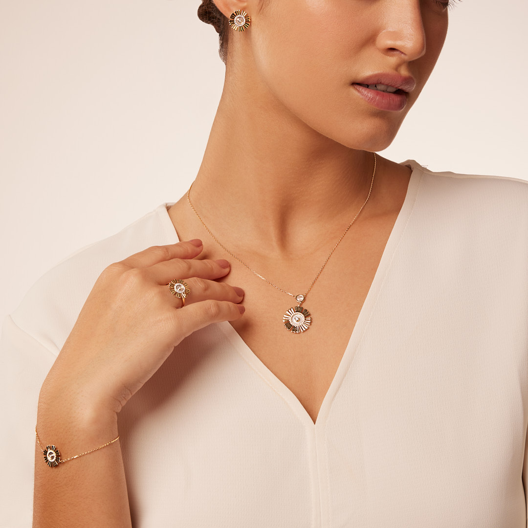 Sunkiss Yellow Gold Necklace With Mother Of Pearl And Diamond