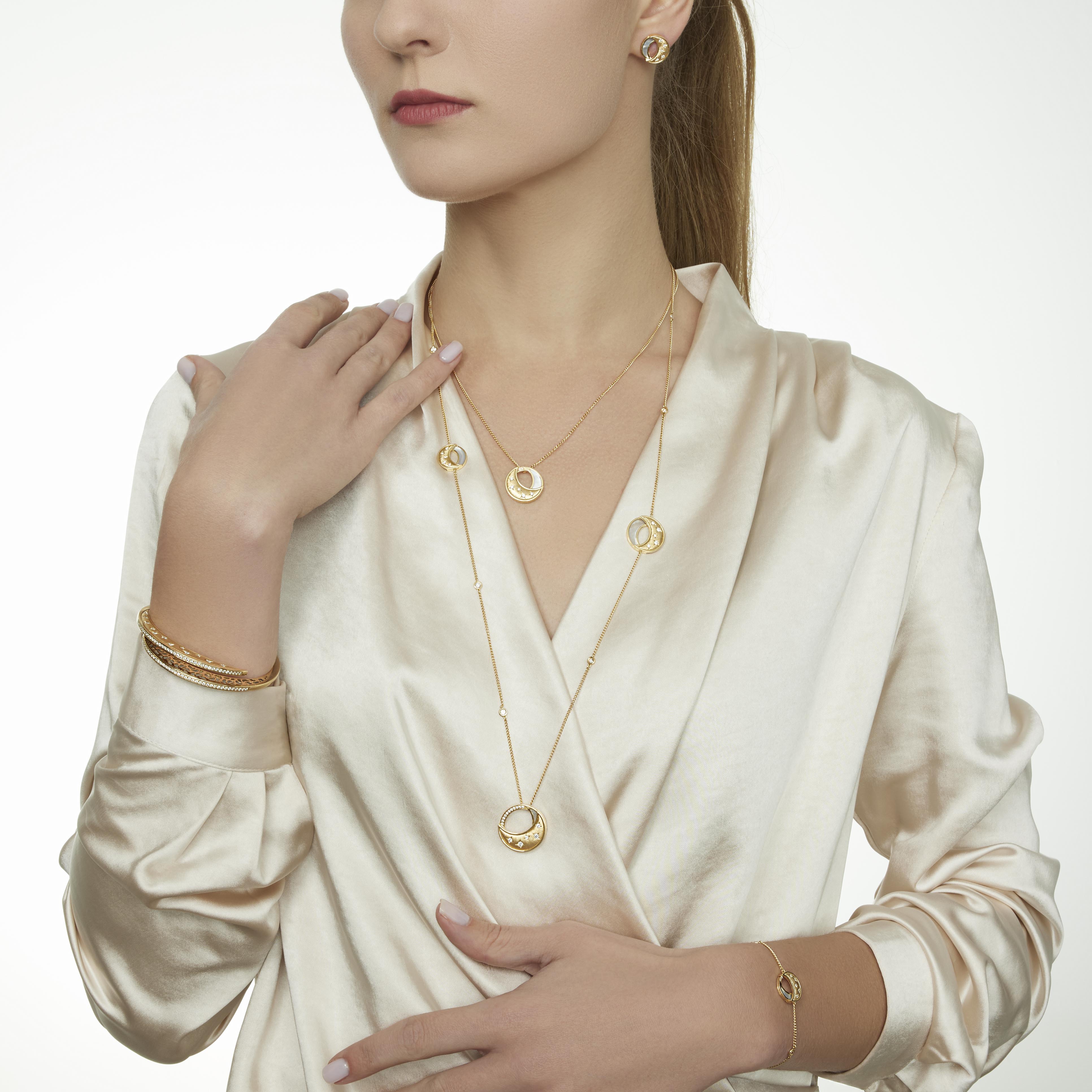 18k Yellow Gold Qamar Bracelet With Diamond And Mother Of Pearl