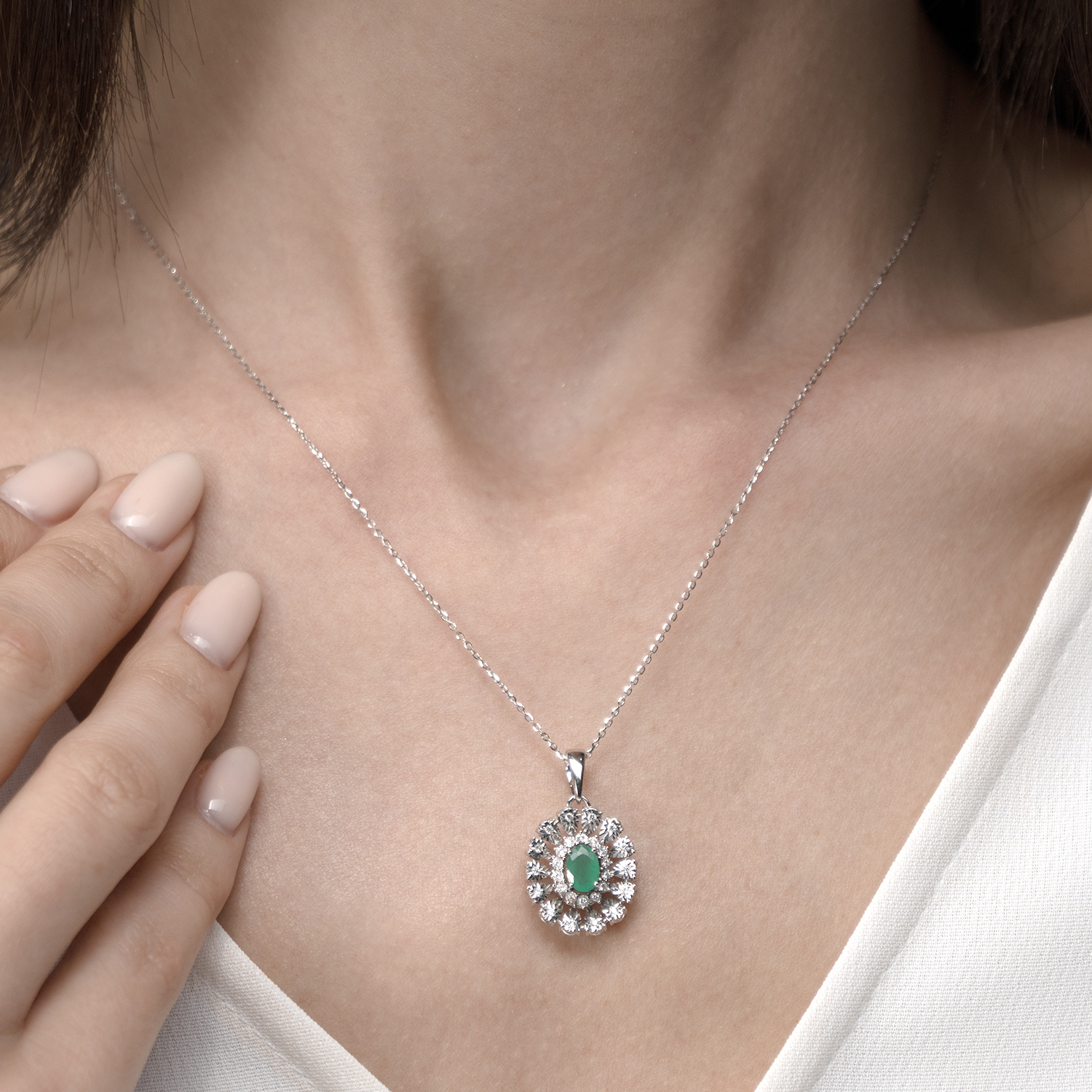 Diana Vivid 18k White Gold Diamond & Emerald Pendant