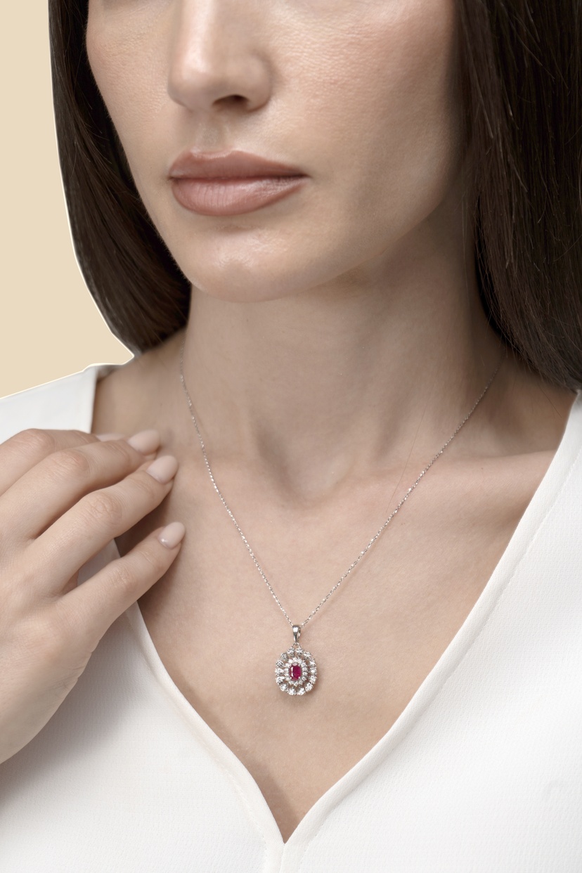 Vivid Diamond Pendant Chain 18k