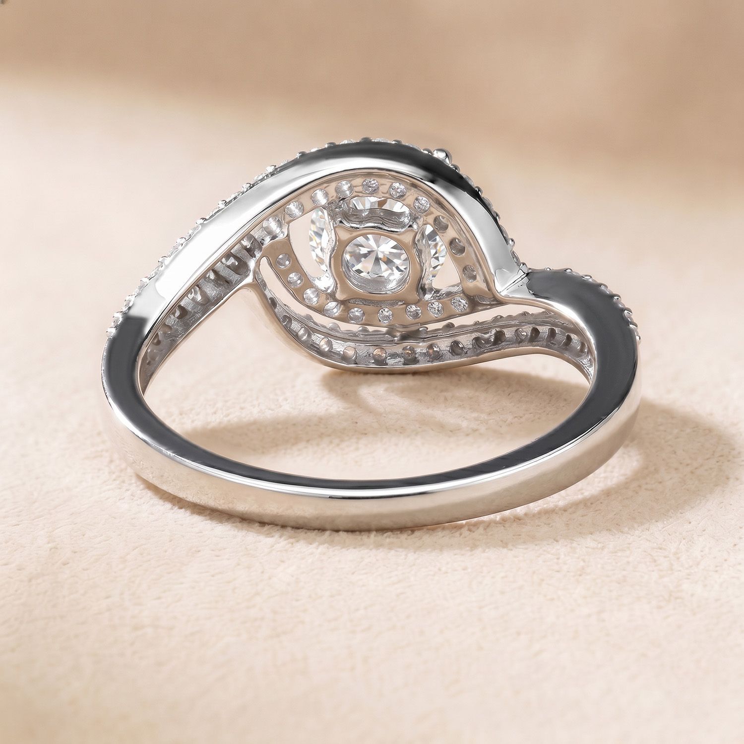 Onesixeight Timeless 18k White Gold Diamond Ring