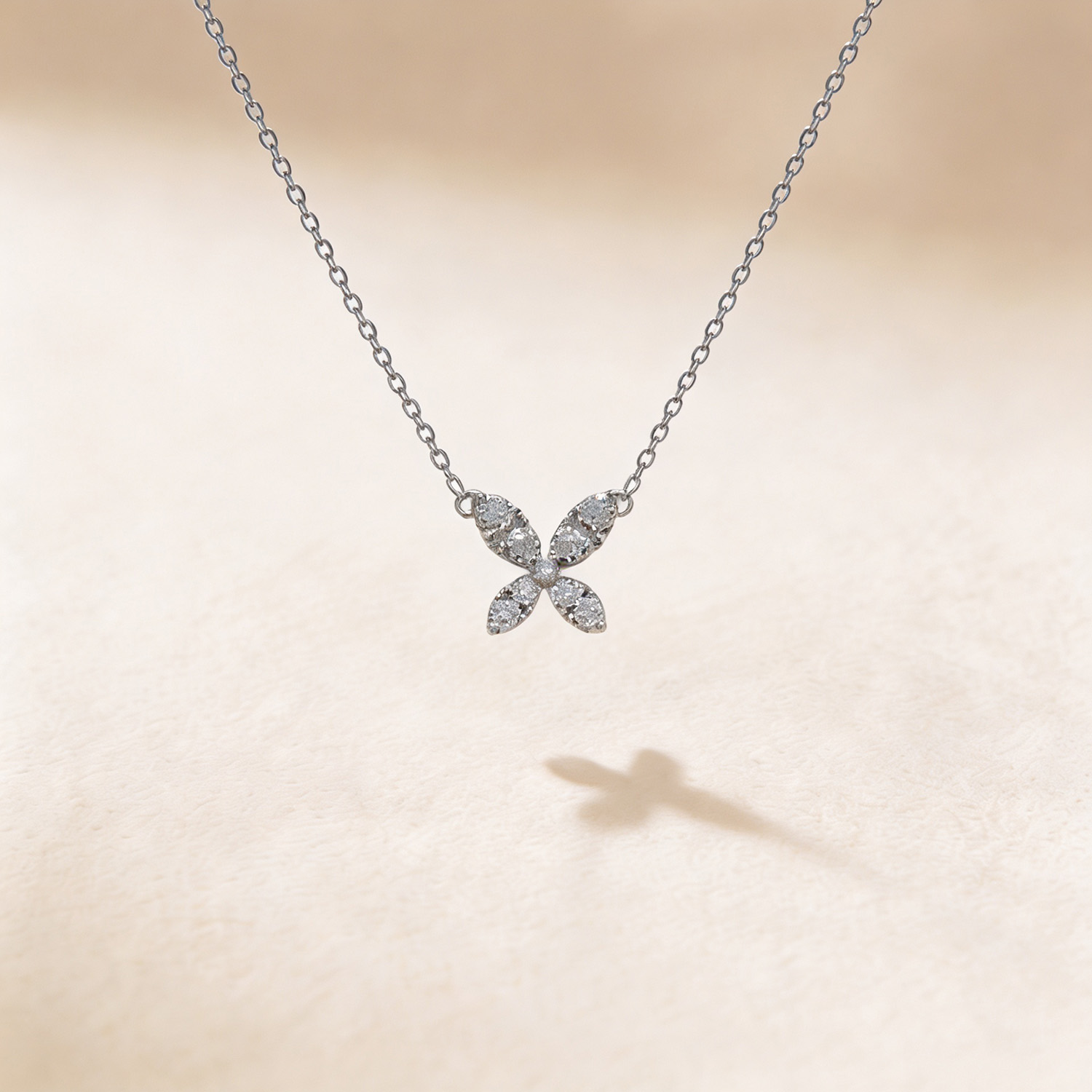 Youth 18K White Gold Diamond Flower Pendant Chain