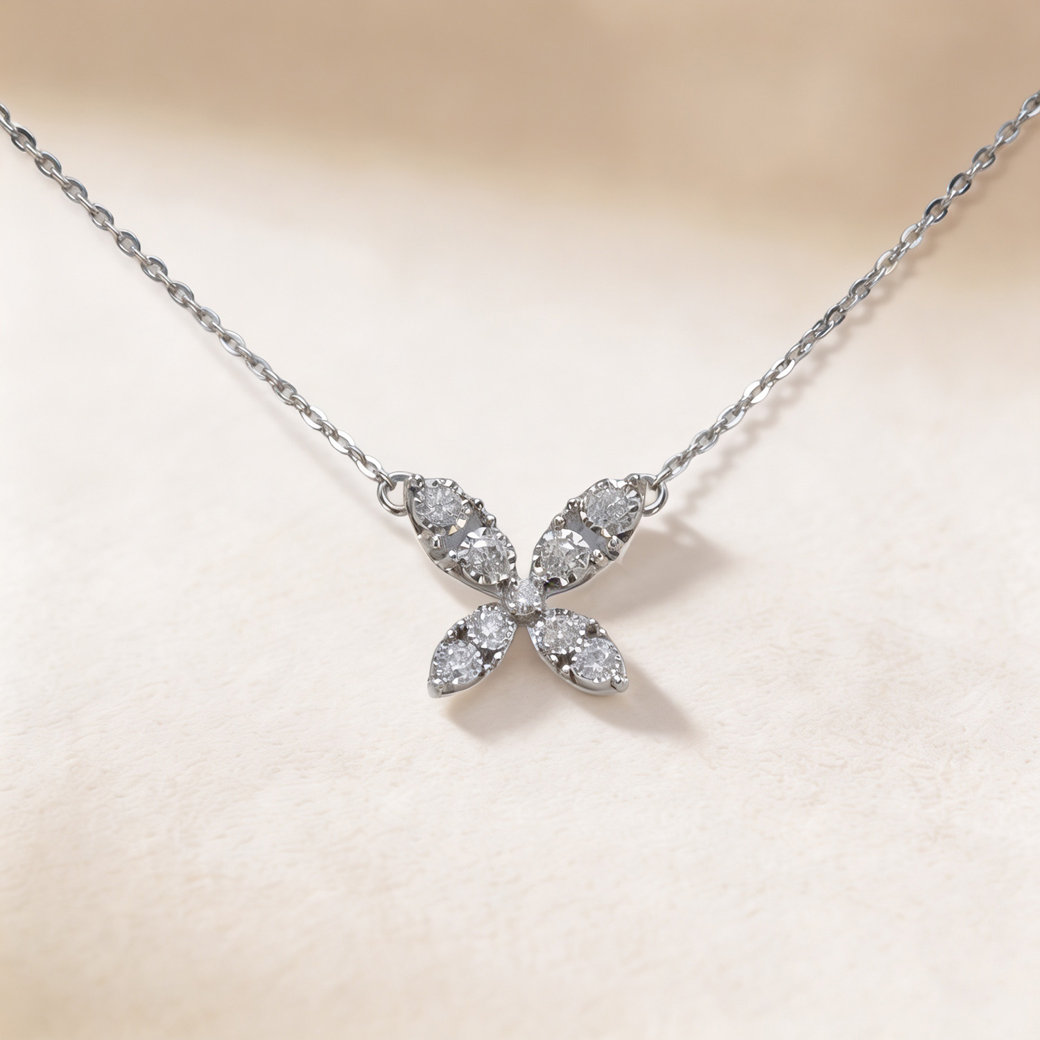 Youth 18K White Gold Diamond Flower Pendant Chain